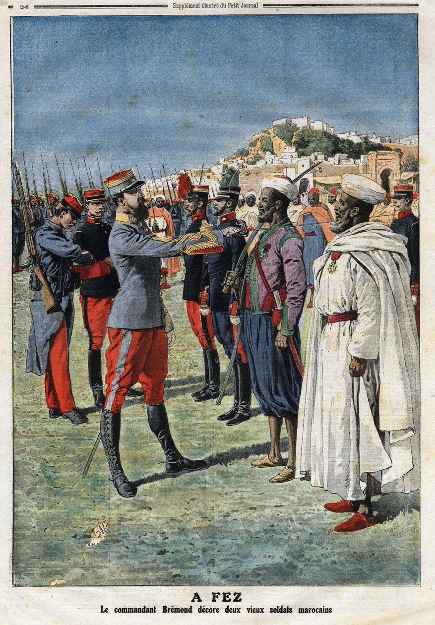Il comandante Edouard Bremond (1868-1948) decora due vecchi soldati marocchini a Fez. Incisione in 