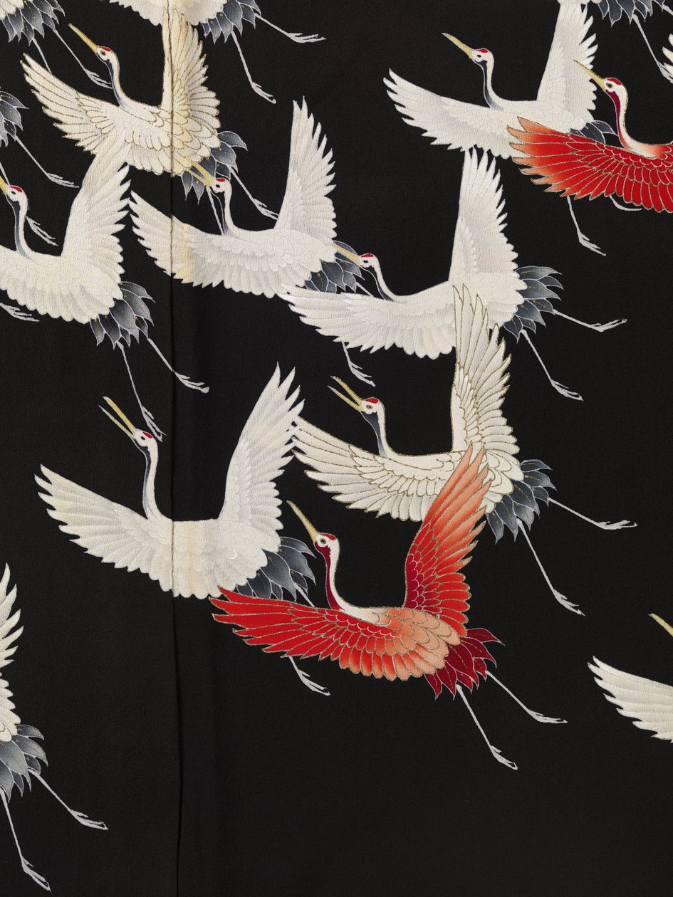 Dettaglio di un kimono con una miriade di gru volanti da Anonymous Anonymous