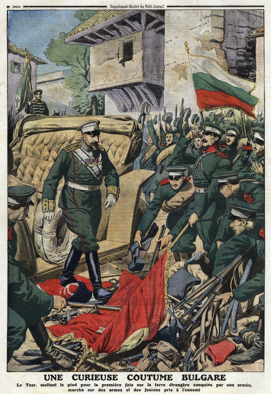 Prima guerra balcanica: lo Zar Ferdinando I di Bulgaria (1861-1948) marcia su terre straniere conquistate dal suo esercito a Mustapha-Pasha (Mustapha Pasha), ora Ferdinandovo, calpestando le armi e le bandiere dei nemici