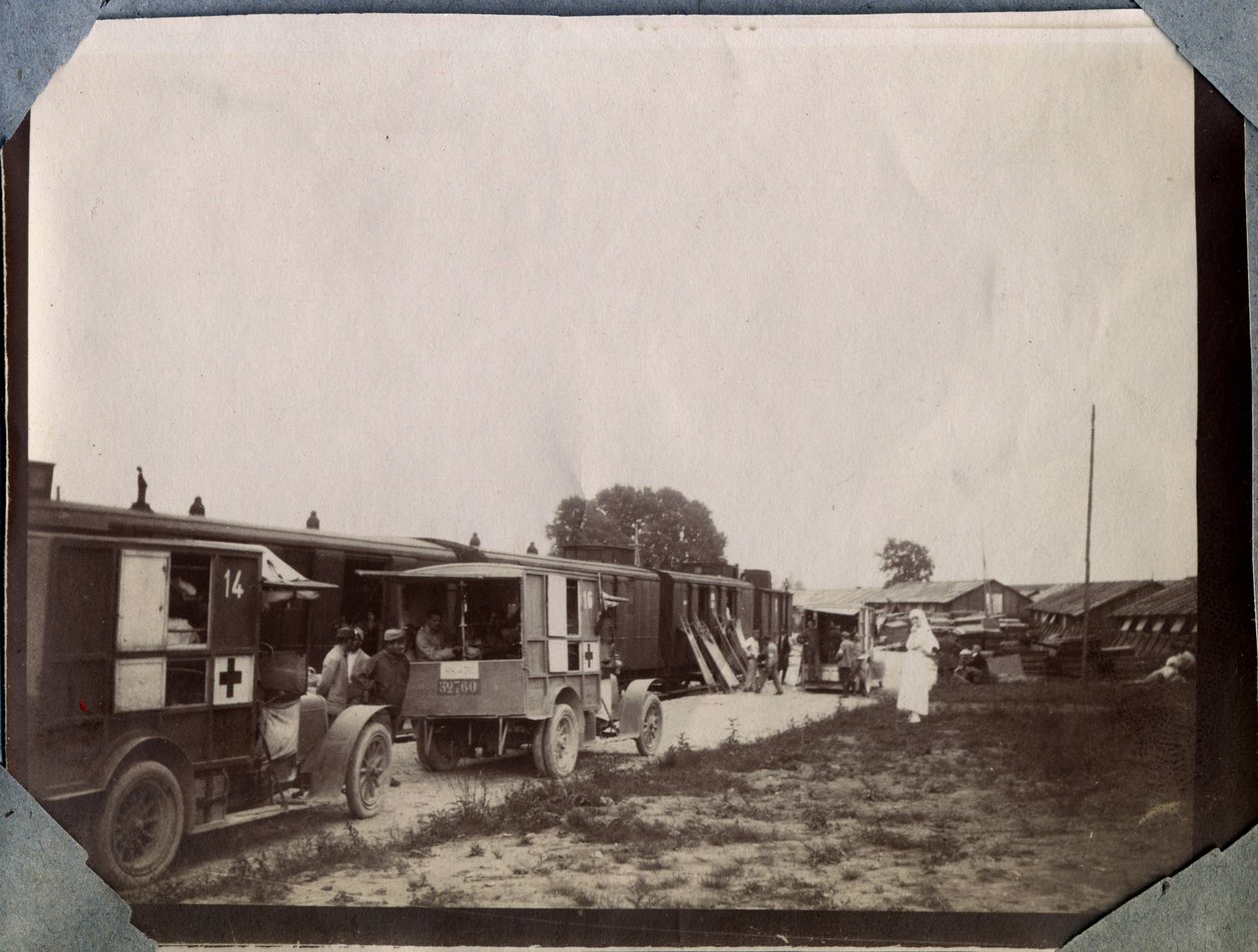 Prima Guerra Mondiale 1914-1918: vaccinazione dei soldati da parte delle infermiere della Croce Rossa Francese alla stazione di Saint Gilles (Saint-Gilles) nella Manica, Bassa Normandia, Francia. Fotografia anonima giugno 1917. Collezione privata, Stella. da Anonymous Anonymous