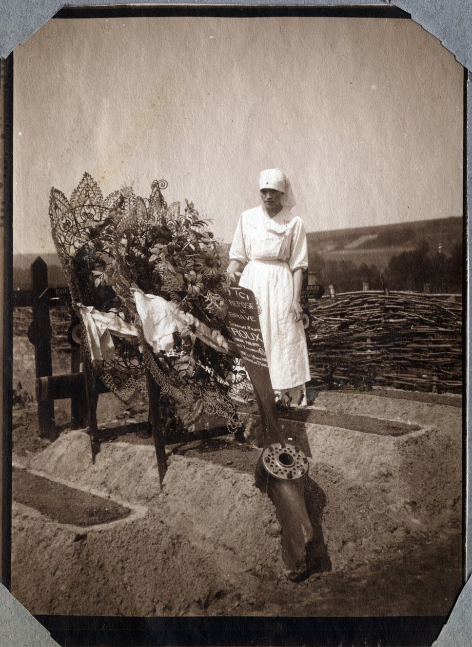 Prima Guerra Mondiale 1914-1918: infermiera (Therese Pavillou?) su una tomba del sergente pilota francese Roux, morto all