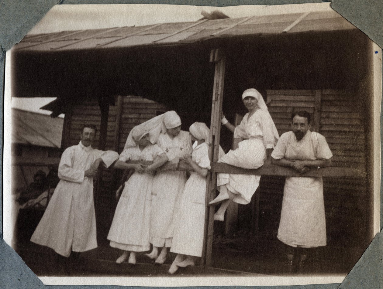 Prima Guerra Mondiale 1914-1918: infermiere e medici in camice a Couville, Manche, Bassa Normandia, Francia. Fotografia anonima luglio 1917. Collezione privata, Stella. da Anonymous Anonymous