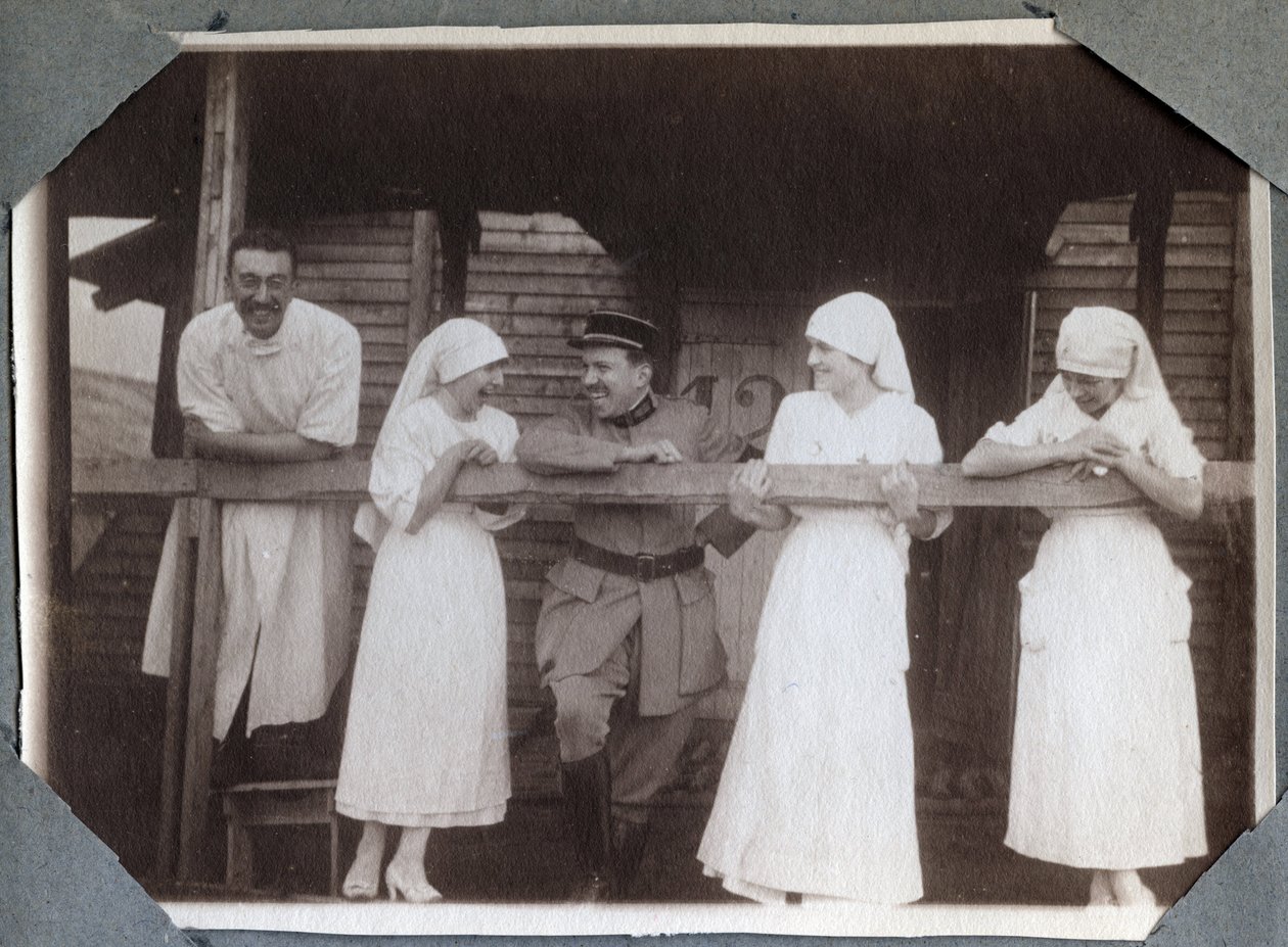 Prima Guerra Mondiale 1914-1918: infermiere in una camicia buffa con soldati e un medico a Couville, Manche, Bassa Normandia, Francia. Fotografia anonima luglio 1917. Collezione privata, Stella. da Anonymous Anonymous