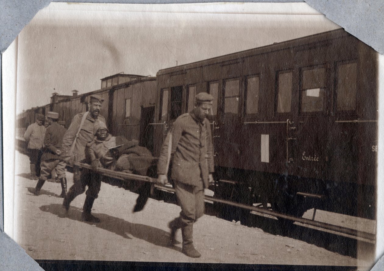 Prima Guerra Mondiale 1914-1918: ferite di soldati e barelle in una stazione nella Manica, Bassa Normandia, Francia. Fotografia anonima maggio 1917. da Anonymous Anonymous