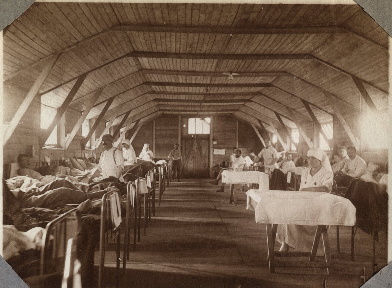 Prima Guerra Mondiale 1914-1918: soldati feriti e infermiere della Croce Rossa francese, campo di Couville nella Manica, Bassa Normandia, Francia. Fotografia anonima luglio 1917. Collezione privata, Stella. da Anonymous Anonymous