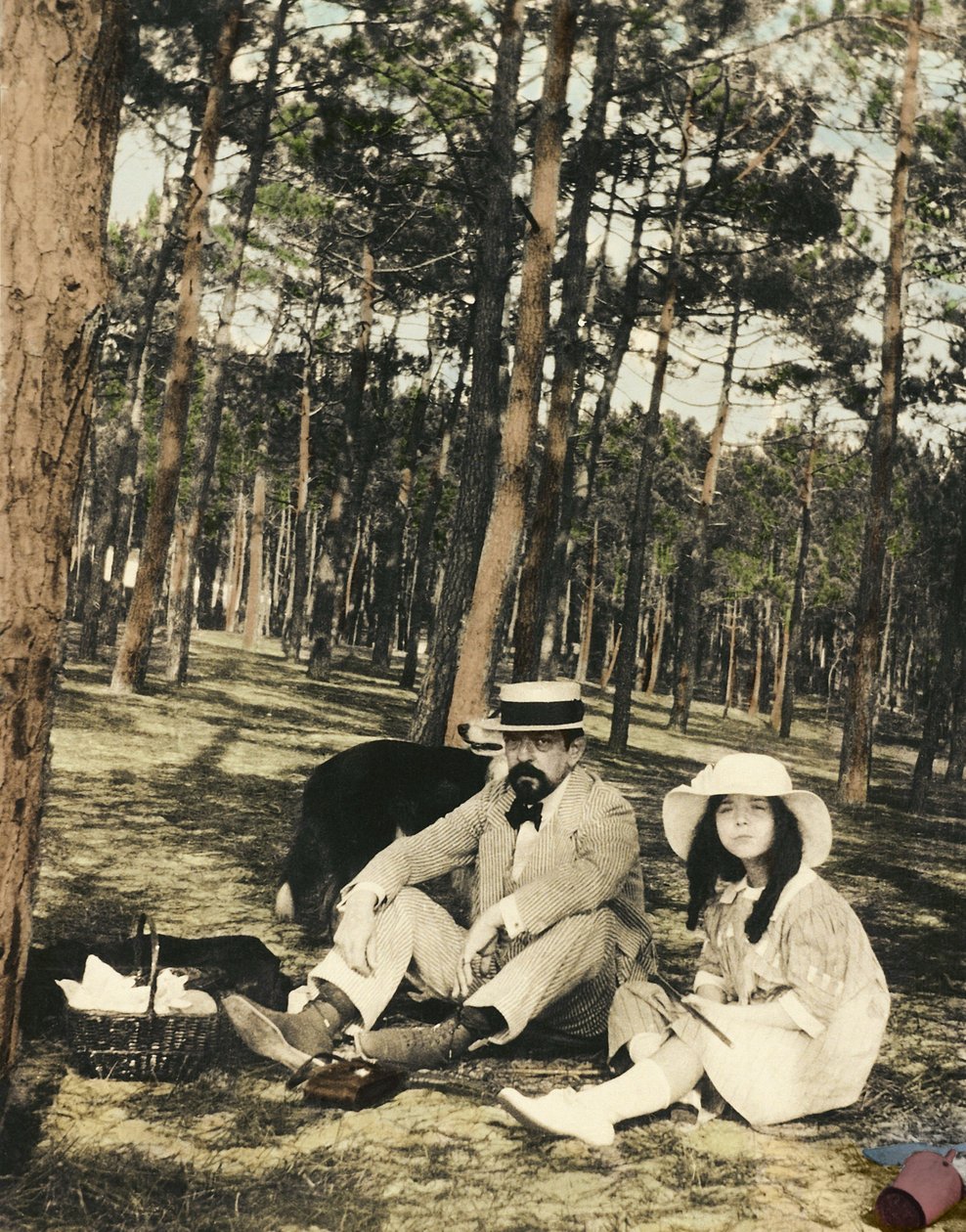 Compositore francese Claude Debussy (1862-1918) e sua figlia Chouchou seduti per un picnic in una pineta vicino ad Arcachon da Anonymous Anonymous
