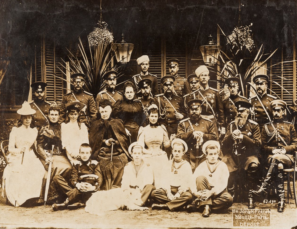 I membri della famiglia Romanov durante le manovre militari estive a Krasnoe Selo (San Pietroburgo) da Anonymous Anonymous