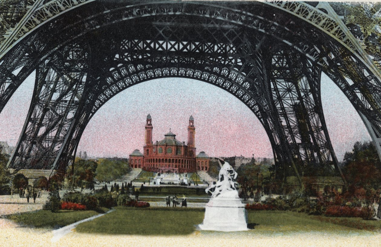 Parigi: il Palais du Trocadero visto sotto la Torre Eiffel. Fotografia del 1920 in 