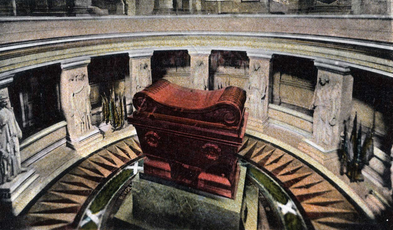 Parigi: tomba di Napoleone I Bonaparte agli Invalides. Fotografia del 1920 in "Album Artistico" della città di Parigi. Collezione privata. da Anonymous Anonymous