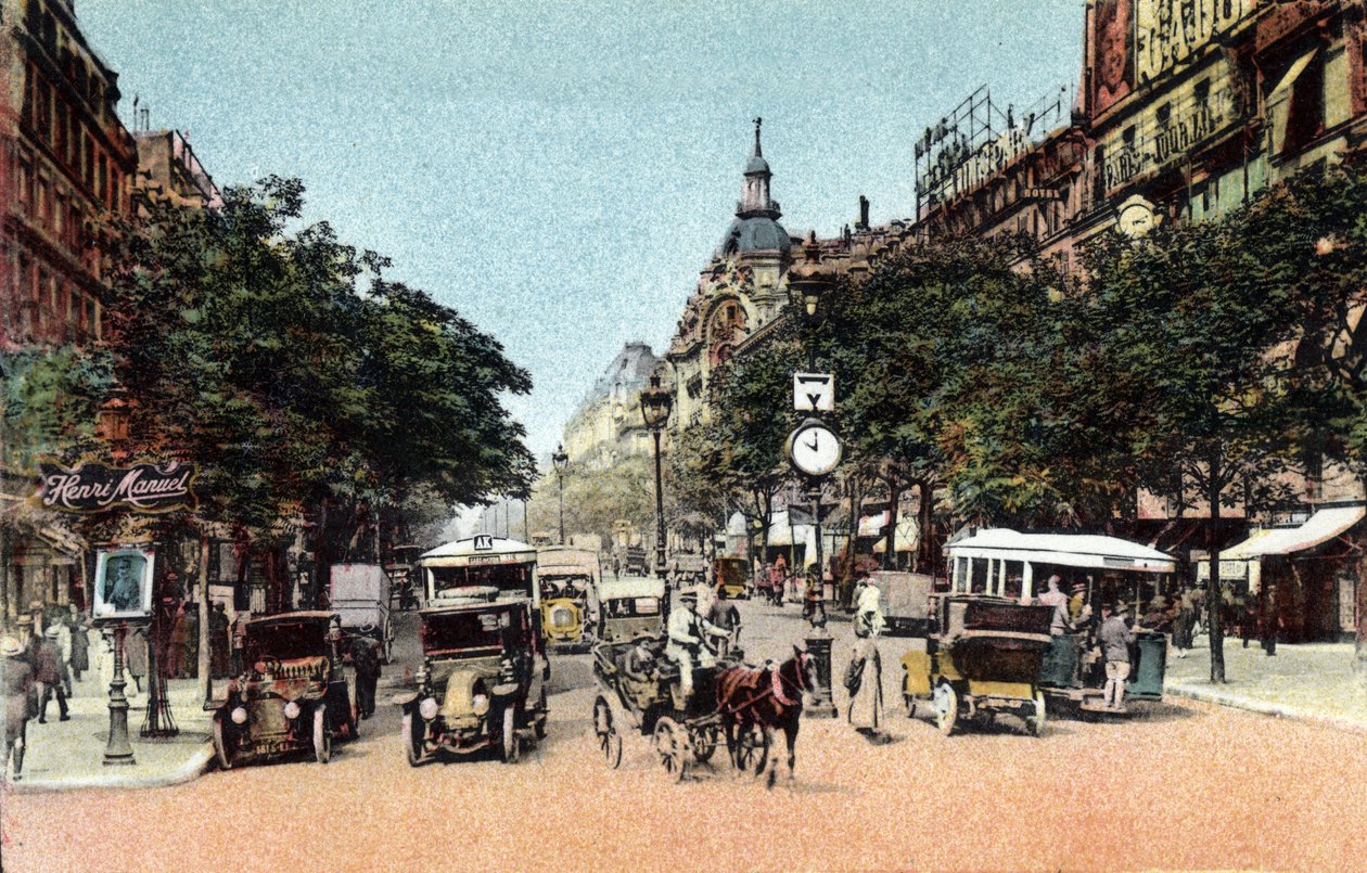 Parigi: traffico sul boulevard des Italiens, uno dei grandi boulevard della città. Fotografia del 1920 in "Artistic Album" della città di Parigi. Collezione privata. da Anonymous Anonymous