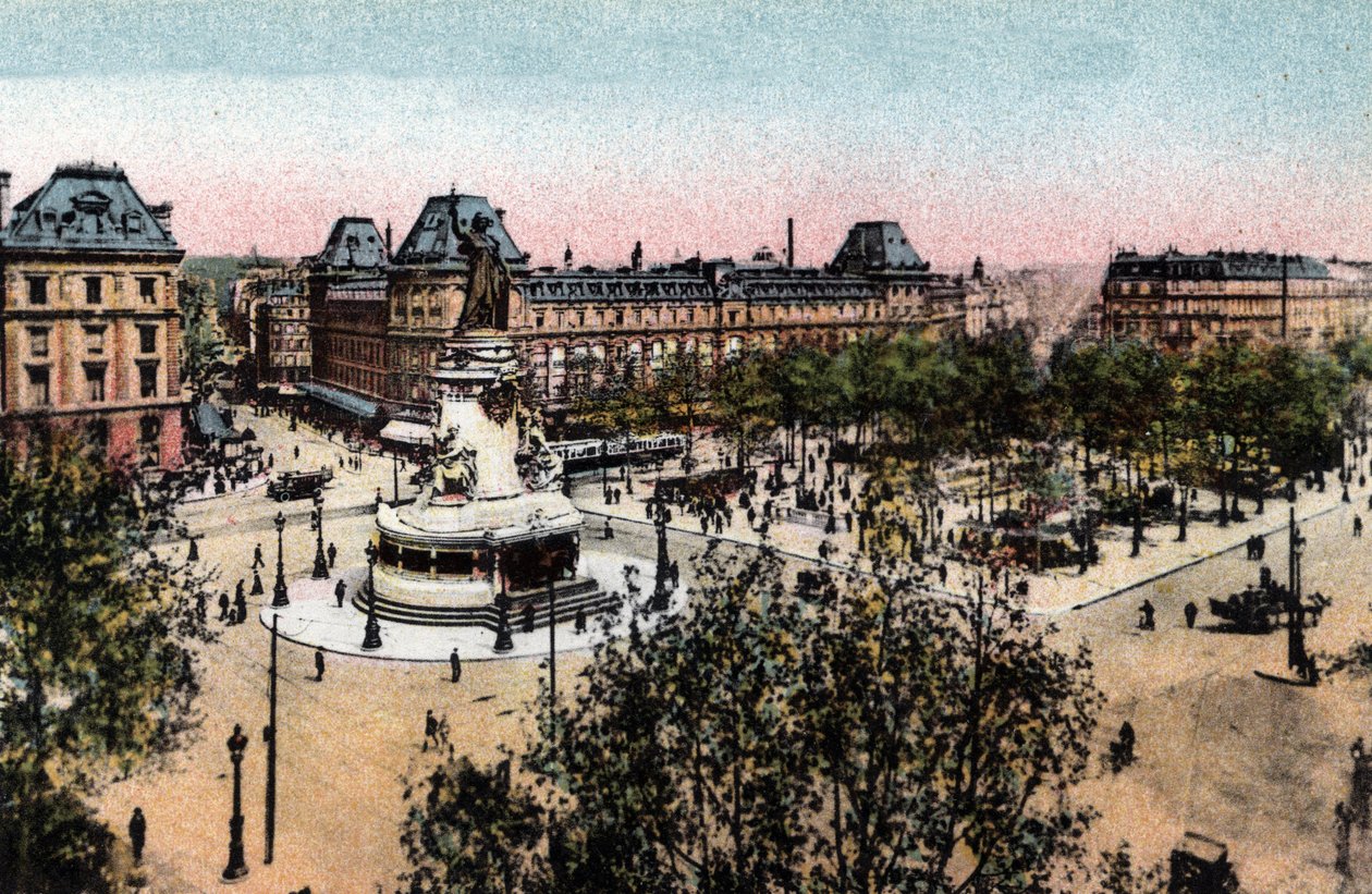 Parigi: vista della Place de la Republique con la statua della Repubblica. Fotografia del 1920 in "Artistic Album" della città di Parigi. Collezione privata. da Anonymous Anonymous