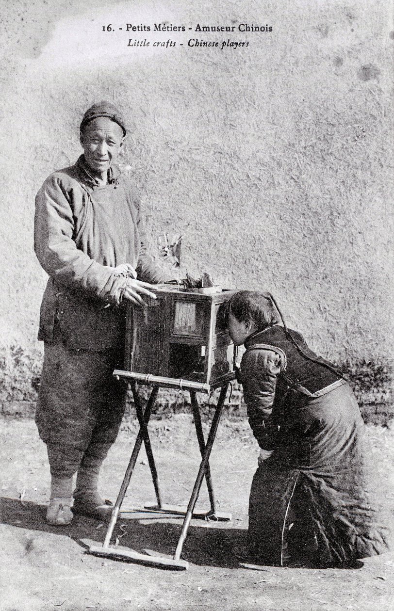 Piccolo mestiere: un intrattenitore itinerante con una scatola di immagini Fotografia dell