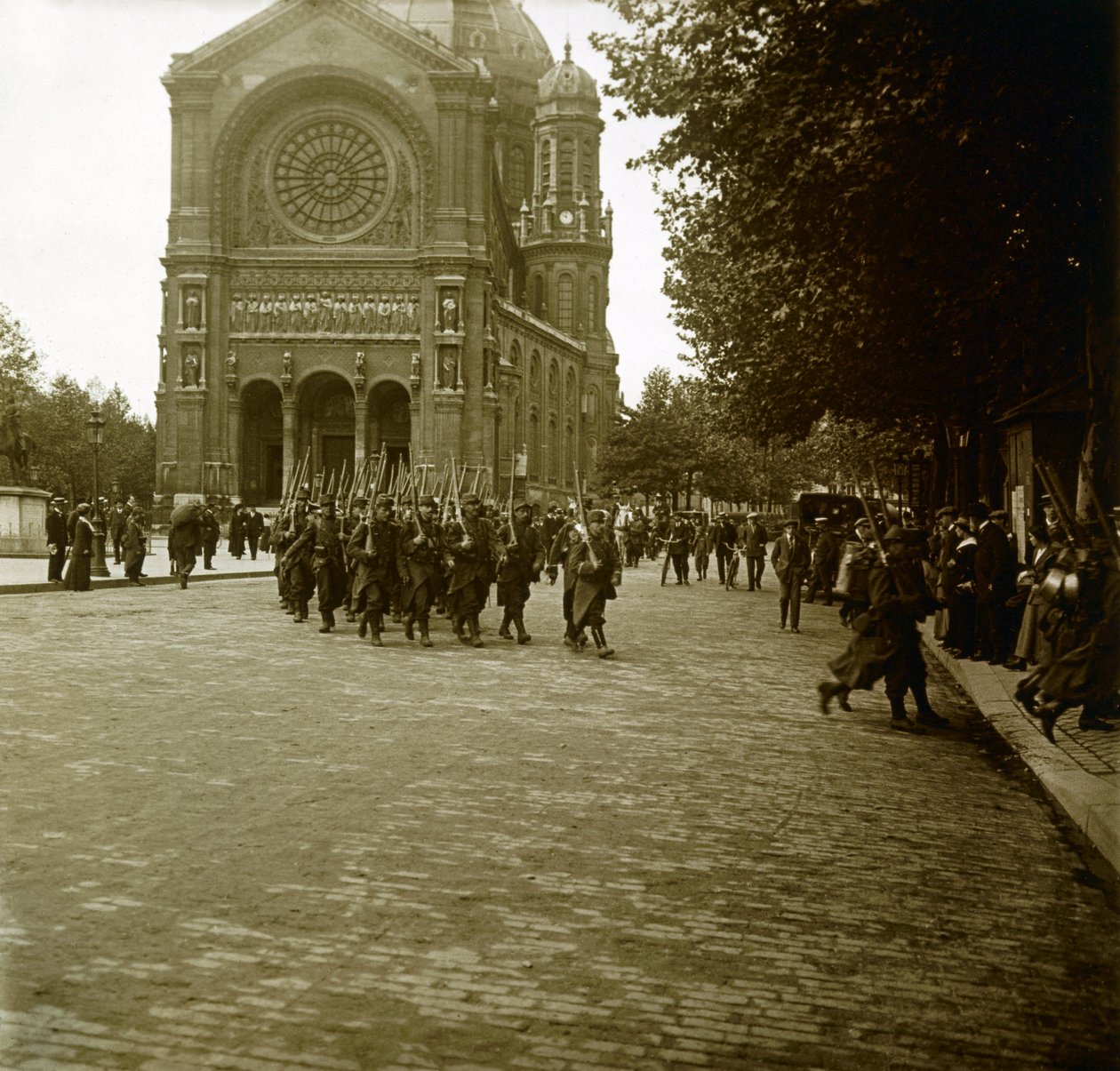 Fotografia - Lastra di vetro stereoscopica sulla Prima Guerra Mondiale: A Parigi, dopo la mobilitazione, giovani reclute partono per il fronte. Collezione privata da Anonymous Anonymous