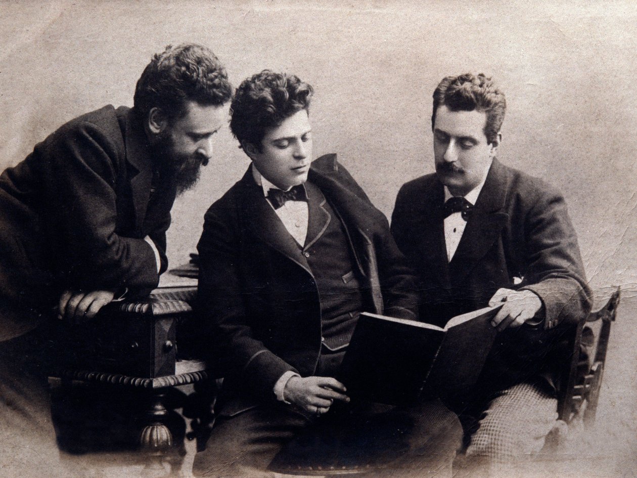 Ritratto di (da sinistra a destra) Alberto Franchetti, Pietro Mascagni e Giacomo Puccini, compositori italiani. Fotografia. Circa 1900. Collezione privata da Anonymous Anonymous