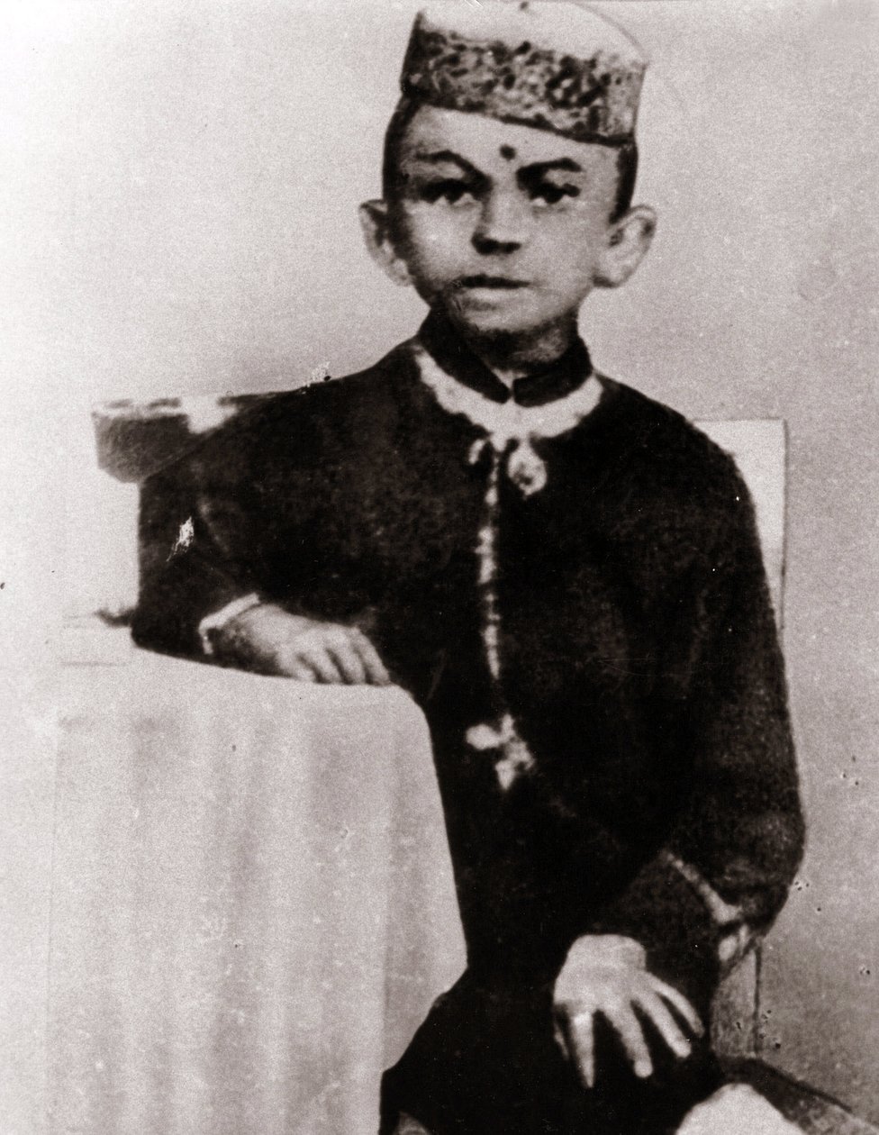 Ritratto del leader politico Mohandas Karamchand Gandhi (1869-1948) bambino - Fotografia intorno al 1875 da Anonymous Anonymous