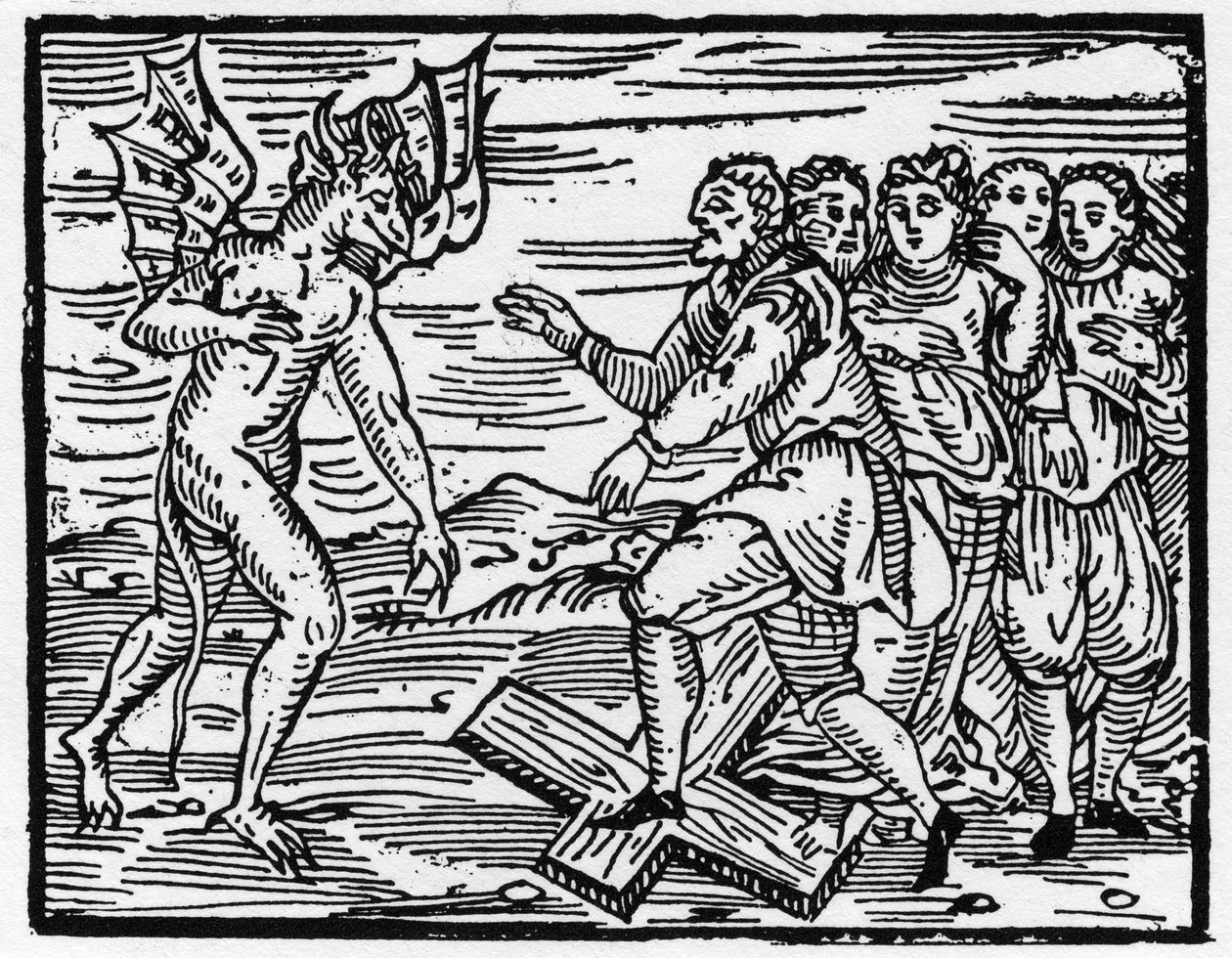 Satana costringe i suoi futuri discepoli a camminare sulla croce - "Compendium Maleficarum", tratta delle streghe, dei loro mali e dei loro sortilegi di Francesco Maria Guazzo o Guaccio o Guaccius (15?? -16??) 1608 Collezione Privata da Anonymous Anonymous
