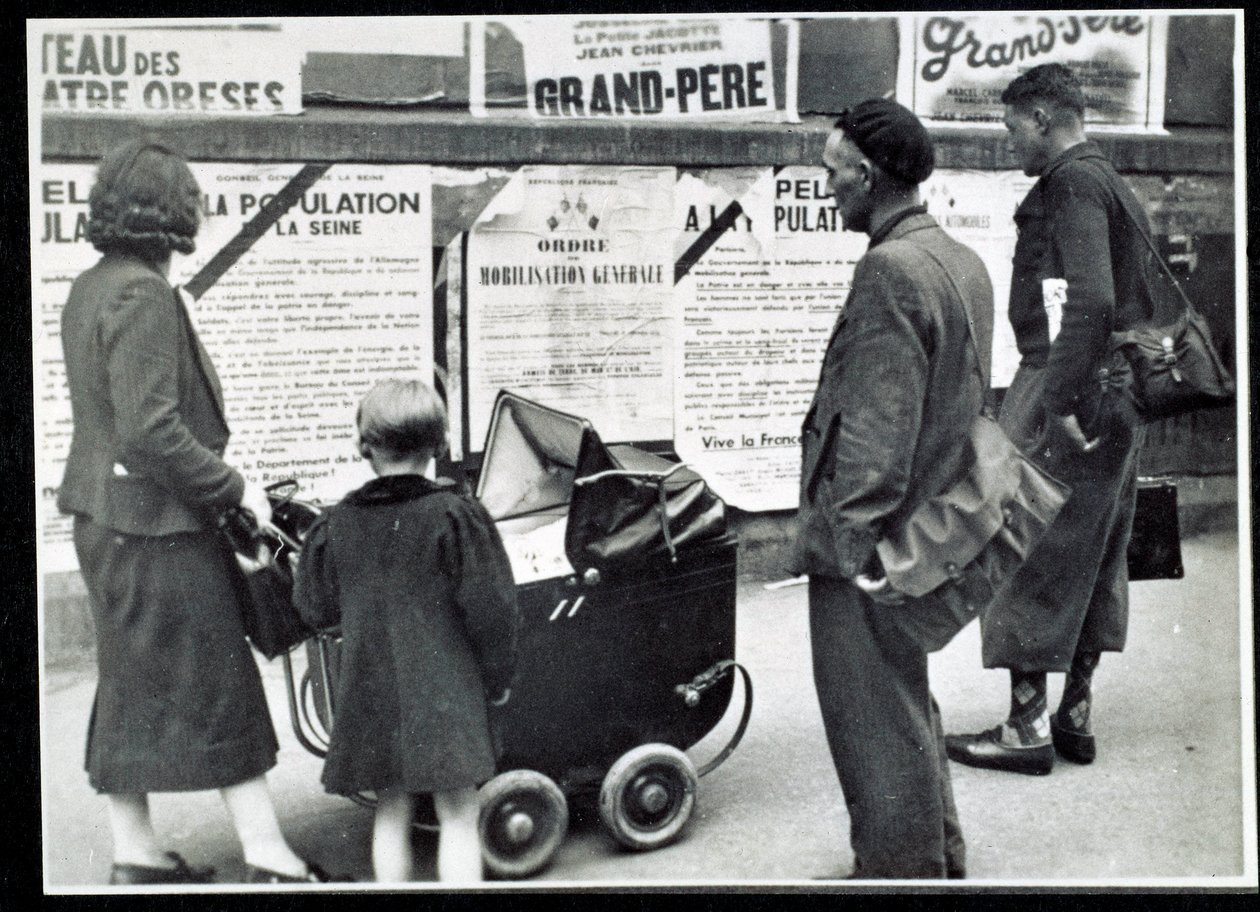 Seconda guerra mondiale (1939-1945): Passanti leggono i manifesti di mobilitazione nel settembre 1939 da Anonymous Anonymous
