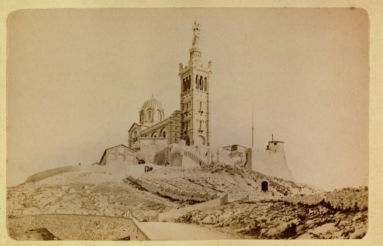 La città di Marsiglia e i suoi dintorni intorno al 1885-1890: Notre Dame de la Garde, Collezione Privata da Anonymous Anonymous