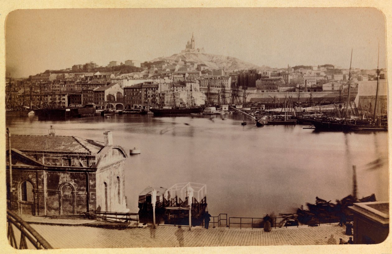 La città di Marsiglia e i suoi dintorni circa 1885-1890: Il vecchio porto e Notre Dame de la Garde da Anonymous Anonymous