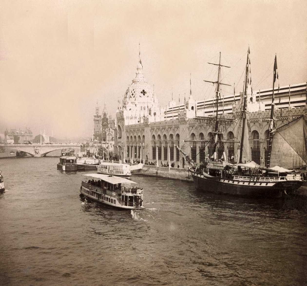 Esposizione Universale del 1900 a Parigi: Il palazzo degli eserciti di terra e di mare - collezione privata da Anonymous Anonymous
