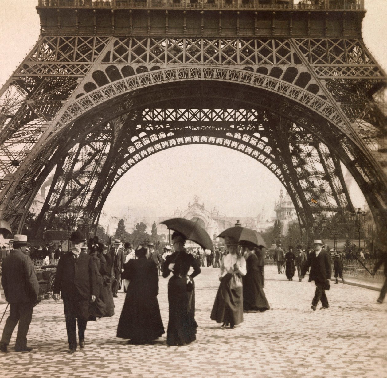 Esposizione Universale del 1900 a Parigi: Vista sotto la Torre Eiffel da Anonymous Anonymous