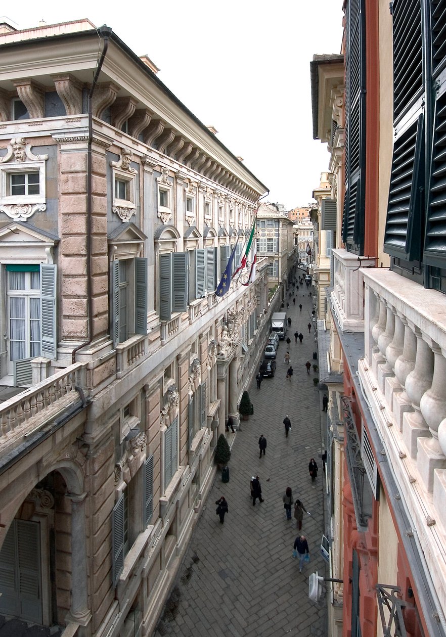 Veduta di Via Garibaldi o Strada Nuova a Genova, Italia da Anonymous Anonymous