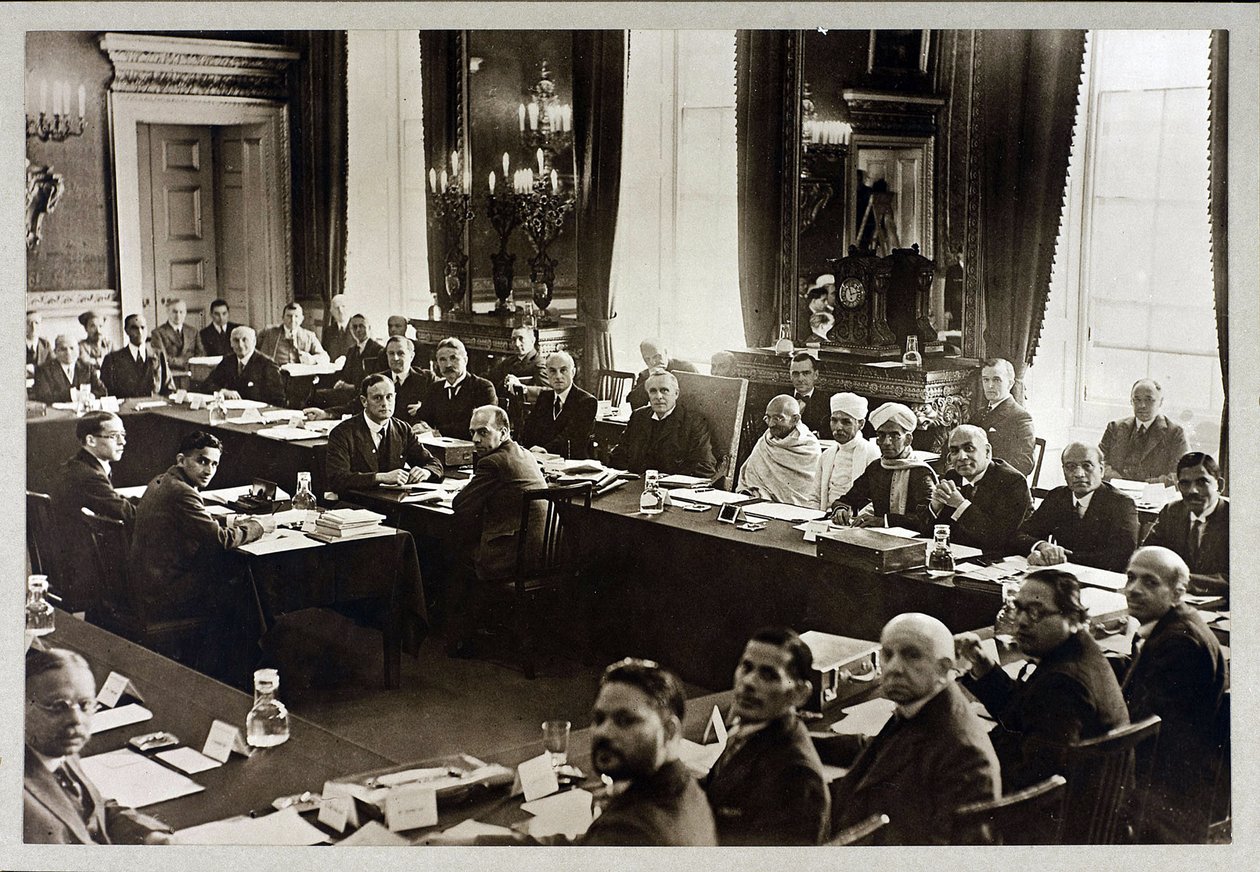 Seconda conferenza della Tavola Rotonda - Mahatma Gandhi - Seconda Conferenza della Tavola Rotonda a Londra, Anonimo. Fotografia in gelatina d