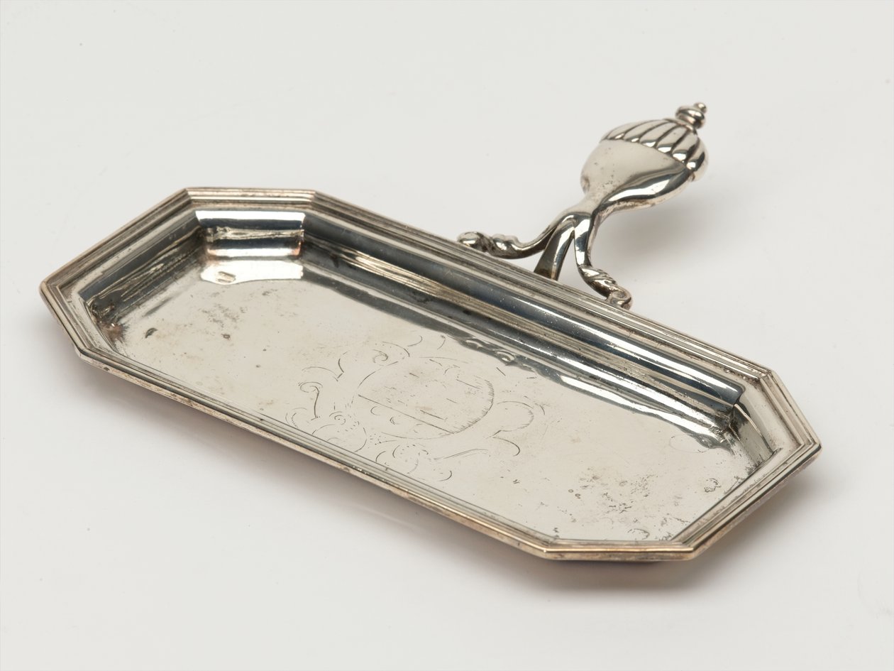 Vassoio per spegnicandele, Board of Ordnance, c.1696 da Anthony Nelme