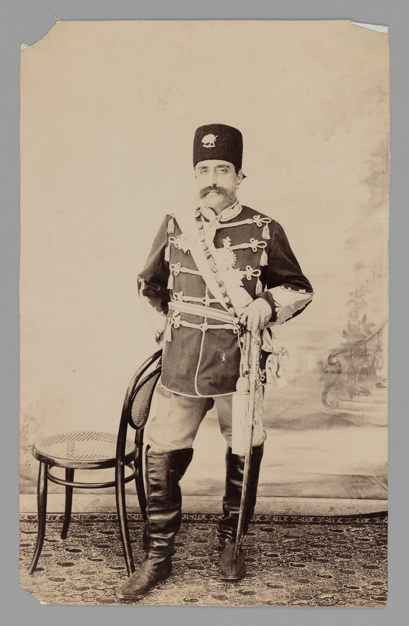 Ritratto a figura intera di Mozaffar al-Din Shah (fine XIX - inizio XX secolo) da Antoin Sevruguin