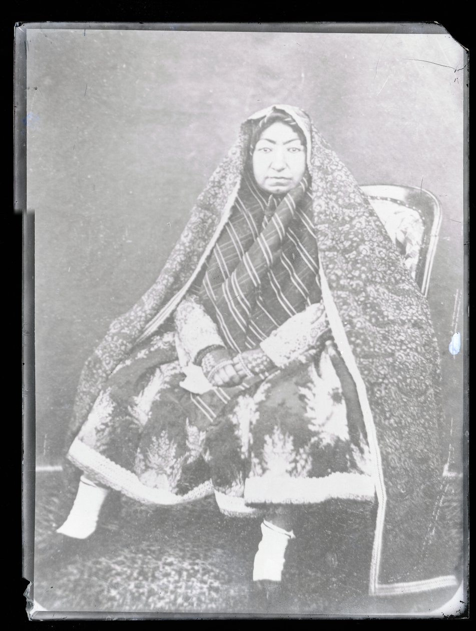 Ritratto in studio: Madre di Nasir Al-Din Shah, Mahd-i Awliya da Antoin Sevruguin
