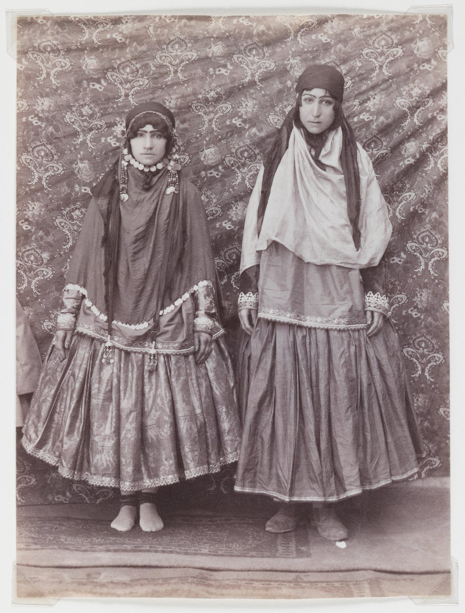 Due donne in costume tribale da Antoin Sevruguin