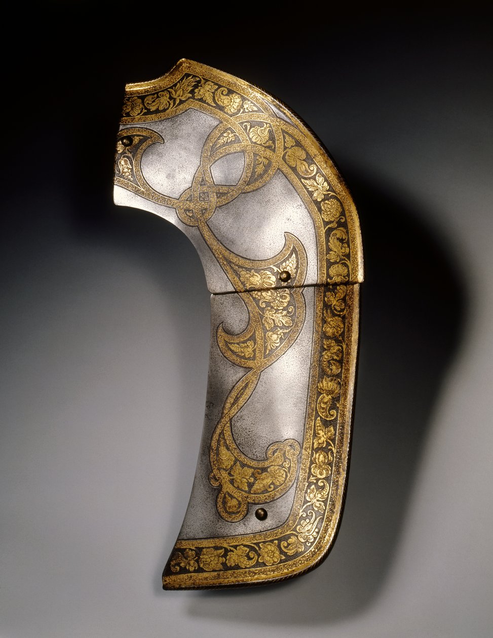 Piastra del pomo di una sella dalla guarnitura "Flechtband" di Rodolfo II e dell