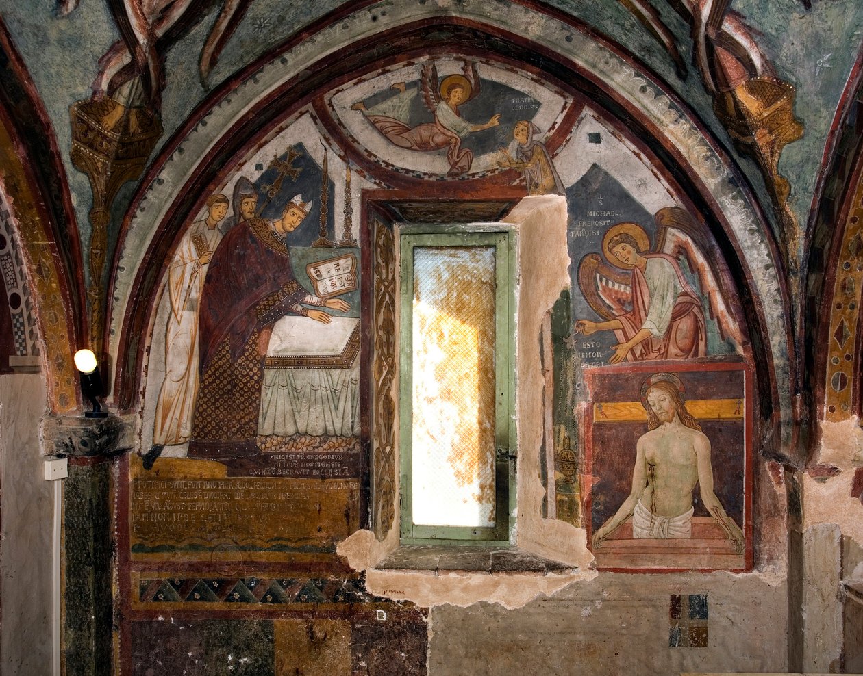 A sinistra, Papa Gregorio IX, allora vescovo della città di Ostia, consacra la cappella (XII secolo); a destra, la Pietà, affresco successivamente realizzato da Antonio Aquili detto Antoniazzo Romano (attivo intorno al 1461-1508) XV secolo. Cappella di San da Antoniazzo Romano