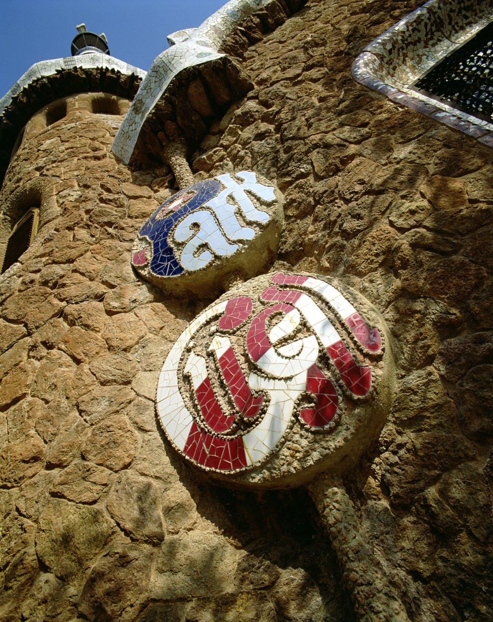 Insegna in ceramica per il Parco, sulla Loggia del Portiere, progettata nel 1900-14 da Antonio Gaudi