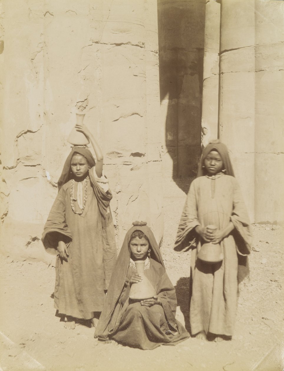 Ragazze arabe che portano acqua, Egitto da Antonio Beato