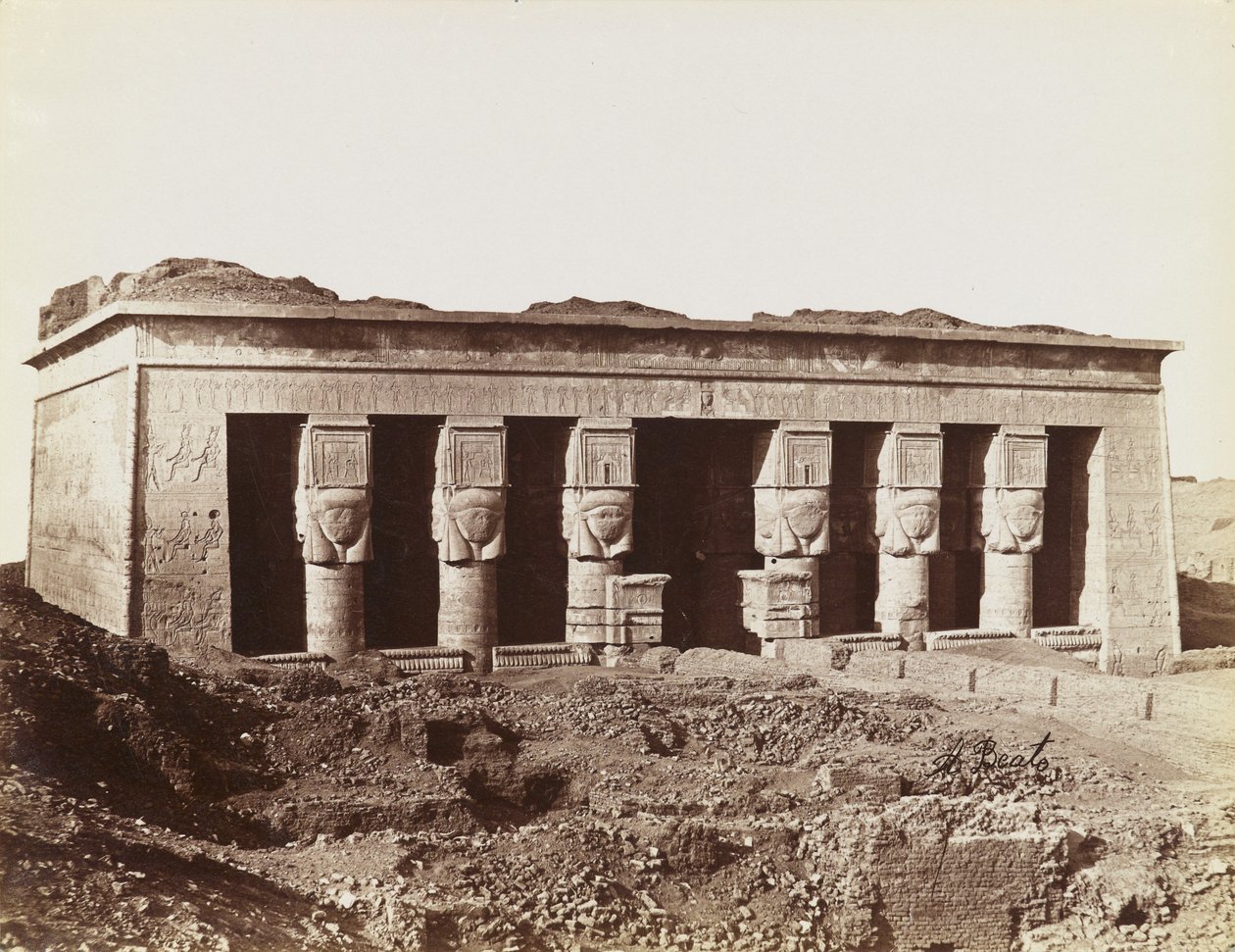 Tempio di Dendera, vista da nord-est della facciata del tempio da Antonio Beato