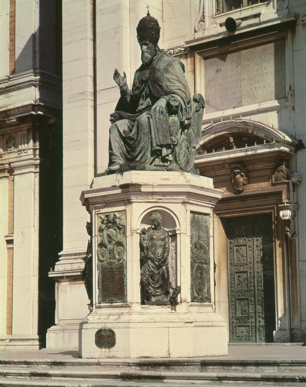 Monumento a Papa Sisto V fuori dalla Basilica di Loreto da Antonio Calcagni