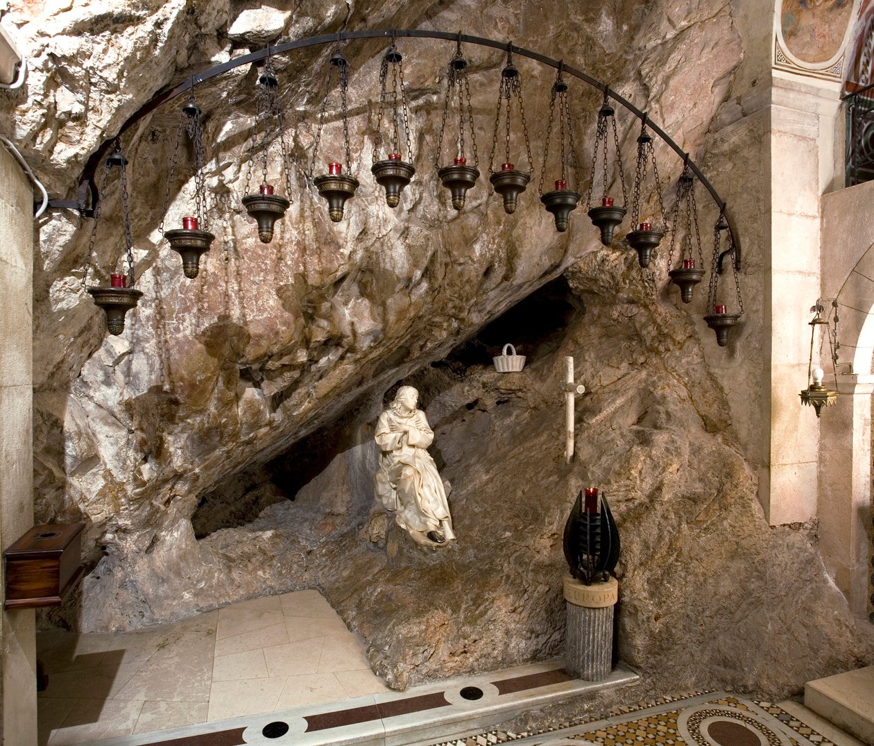 Vista della grotta di San Benedetto con statua del santo realizzata da Antonio Raggi (o Antonio Lombardo) (1624-1686). Fu in questa grotta che il santo si ritirò. 1657 Monastero di San Benedetto (Sacro Speco), Subiaco (Roma), Italia da Antonio Raggi