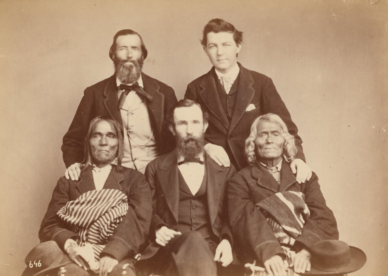 Alexander Gardner, William Henry Jackson e Antonio Zeno Shindler con i delegati Pueblo Alejandro Padilla, governatore di Isleta, e Ambrosio Abeita, ex governatore di Isleta,1868 (foto) da Antonion Zeno Shindler
