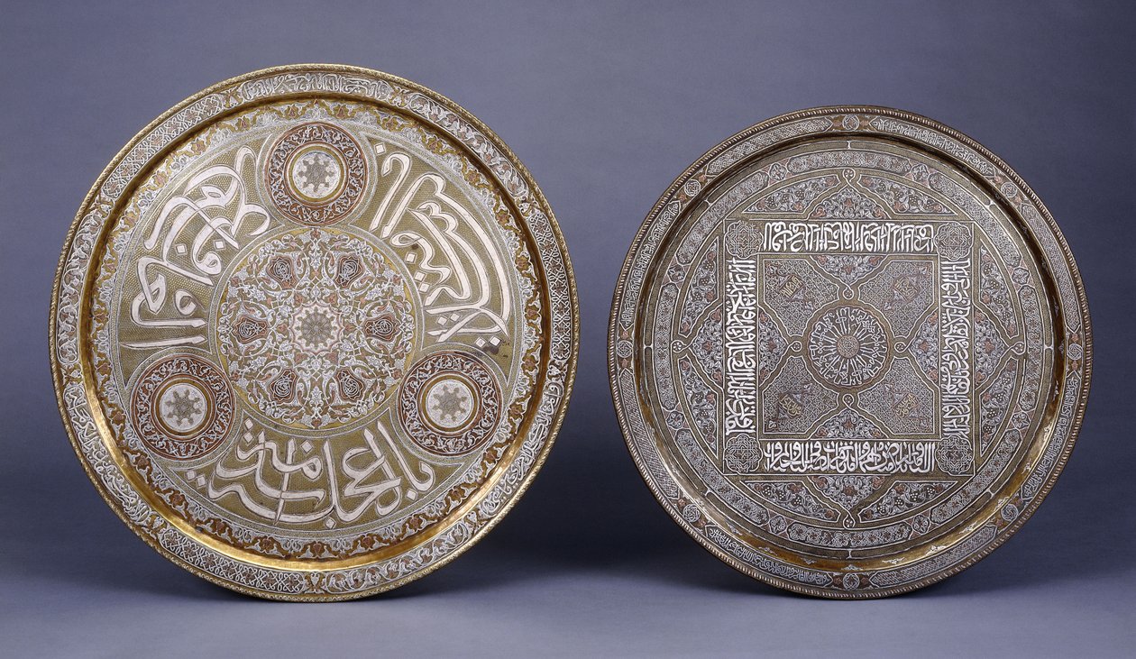 Due vassoi circolari in ottone intarsiati in oro, rame e argento, decorati con arabeschi e iscrizioni, fine XIX secolo da Arabic School