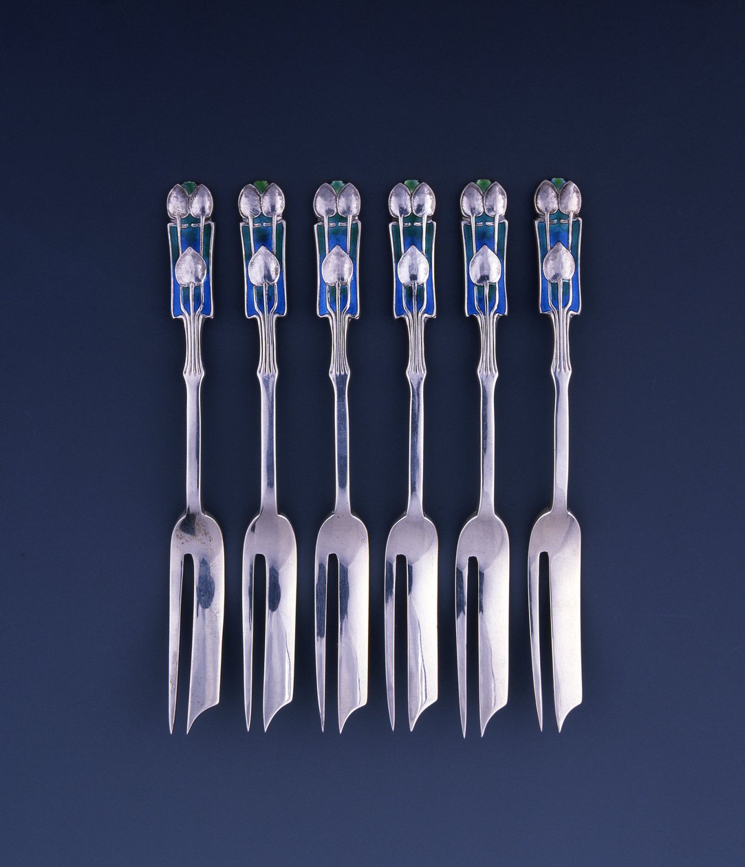 Un set di sei forchette da pasticceria in argento e smalto Liberty da Archibald Knox