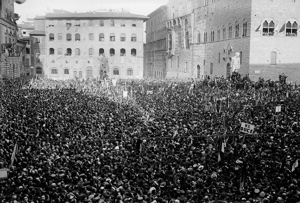 Folla radunata in Piazza Signoria in occasione della visita di Hitler e Mussolini a Firenze, 05/1938 (foto b/n) da Armando Bruni