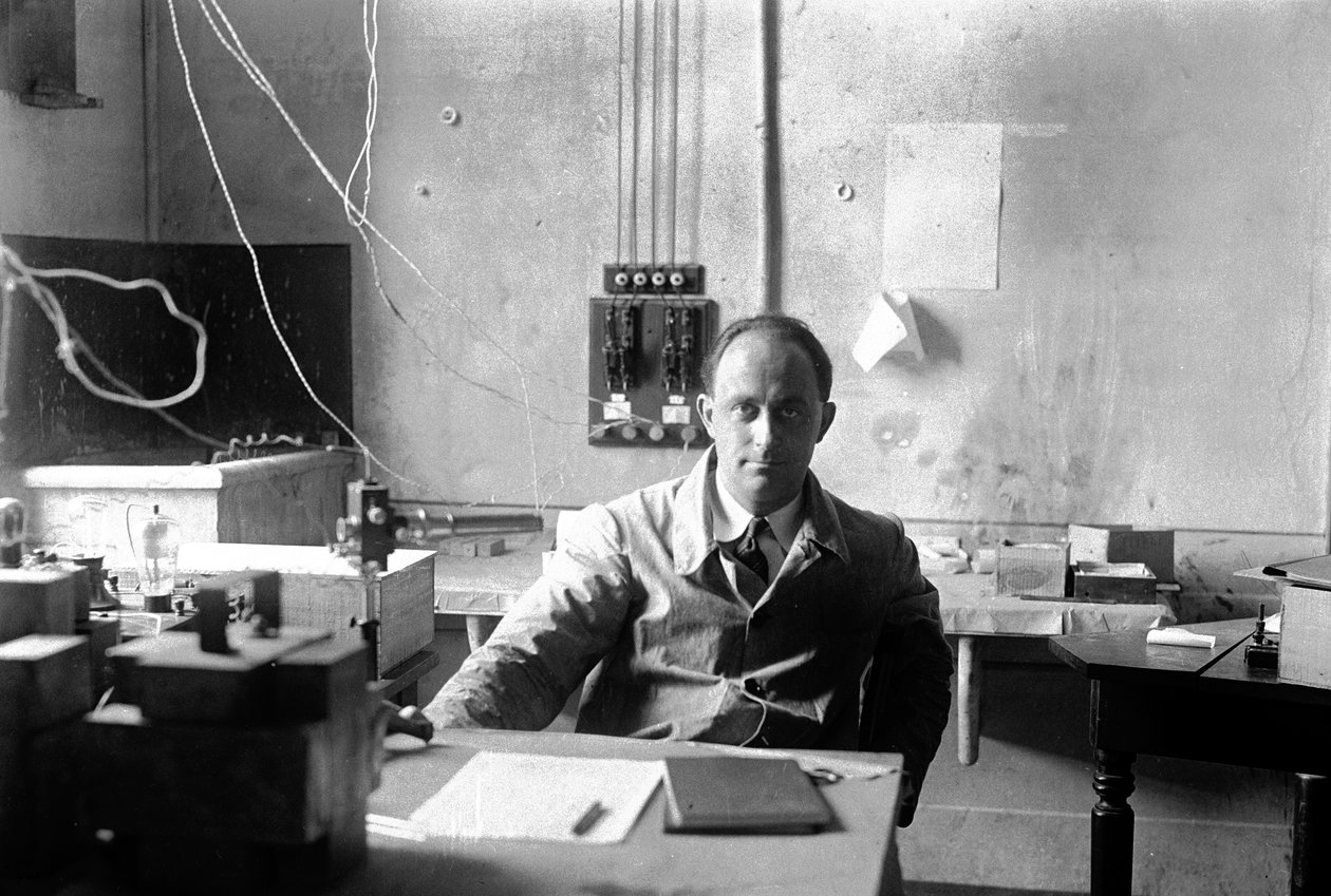 Il fisico italiano Enrico Fermi (1901-1954 Premio Nobel per la Fisica nel 1938) in laboratorio (foto b/n) da Armando Bruni