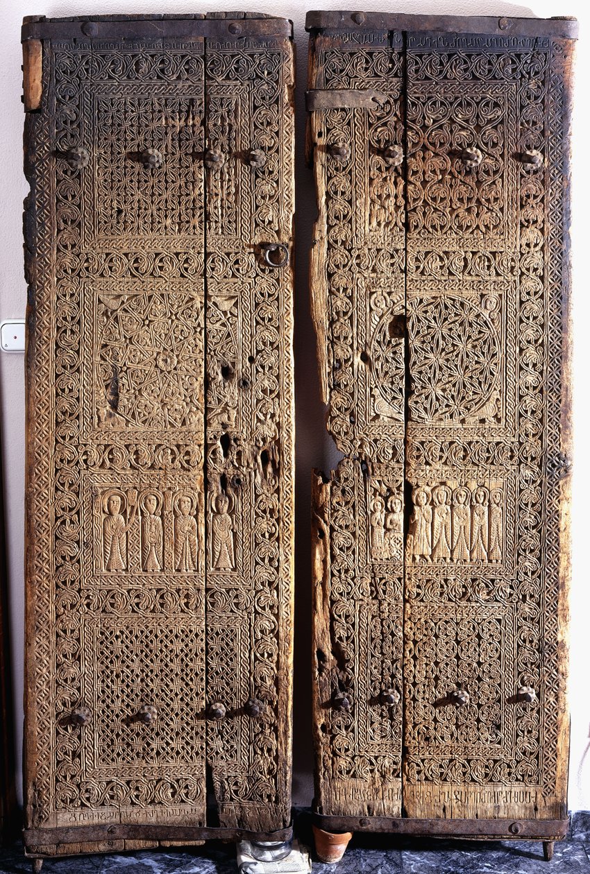 Una coppia di porte armene scolpite in noce, raffiguranti Cristo con sei apostoli e santi da Armenian School