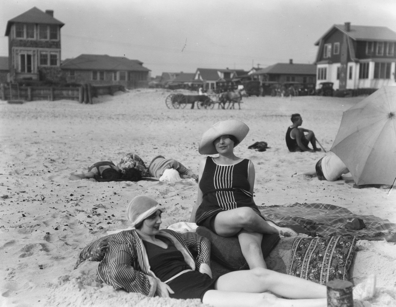 Due donne a Long Beach, New York, 1910 da Arnold Genthe