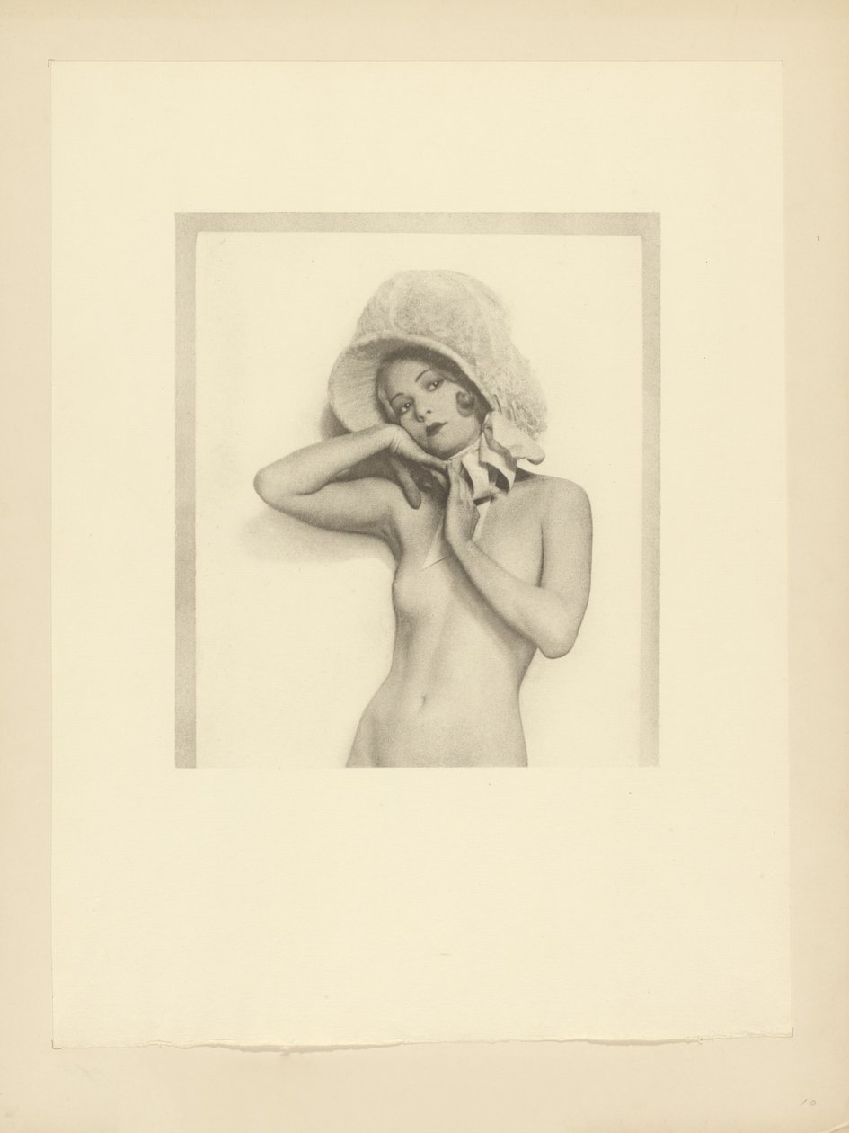 [Nudo femminile con cappellino di pizzo] da Arthur F. Kales