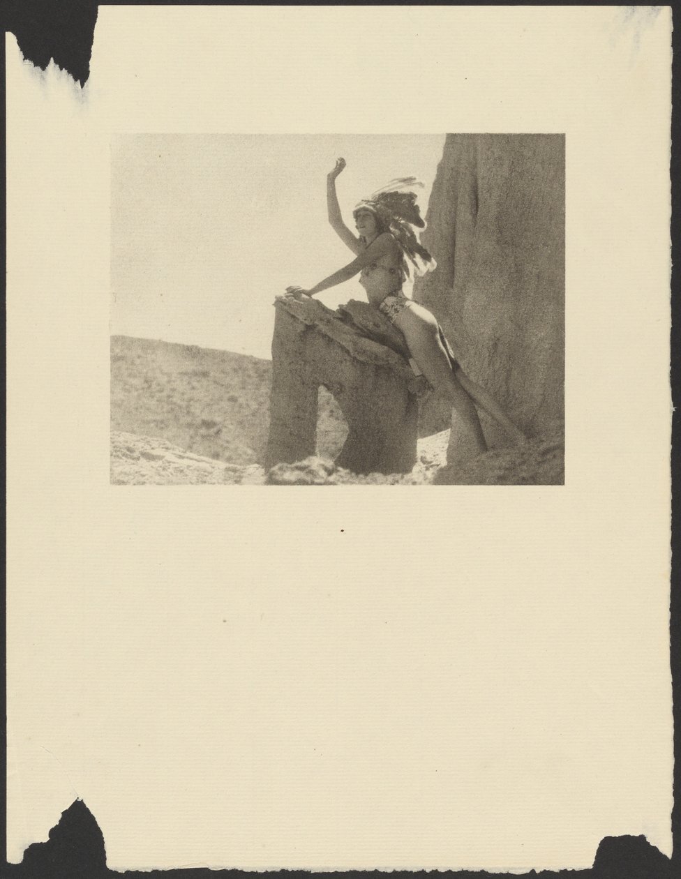 [Donna vestita in costume indiano nel deserto]. da Arthur F. Kales