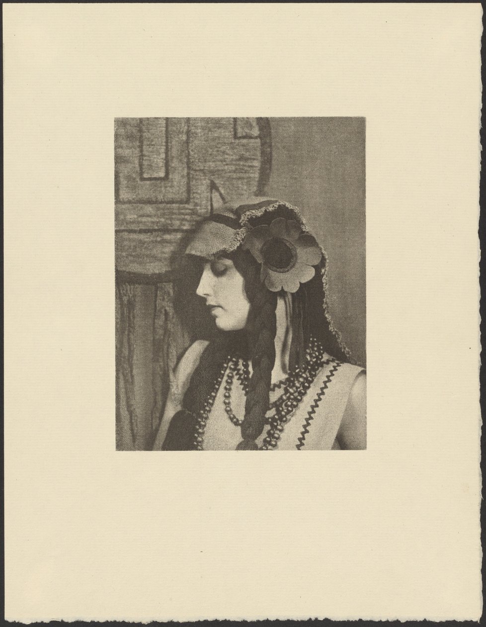 [Donna in abito bohémien con grande fiore tra i capelli] da Arthur F. Kales