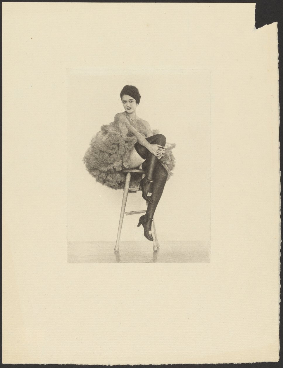 [Donna in costume da lattina seduta su uno sgabello] da Arthur F. Kales