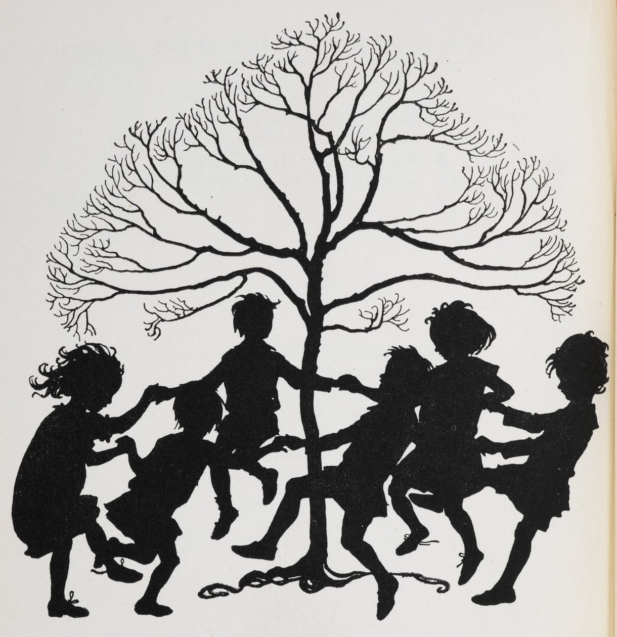 Silhouette di bambini che danzano intorno a un albero da Arthur Rackham